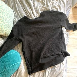 BLACK LONG-SLEEVE ATHLETIC TOP